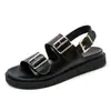 Sandálias de Sola Grossa para Mulheres no Verão 2024 Novo Estilo Fada Versátil Moda Celebridade da Internet Estilo Quente Sapatos Romanos de Praia para Usar Externamente