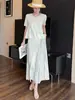 Conjunto de Ropa para Mujer: Un Conjunto de Dos Piezas Adelgazante y Elegante con una Camiseta de Manga Corta de Retazos y una Falda de Moda, un Popular Conjunto Estilo Miyake