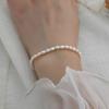 Pulseira Elástica com Contas Douradas e Pérolas Naturais de Água Doce, Contas Pequenas Tipo Arroz, Pulseira para Melhor Amiga Feminina, Design de Nicho do Instagram, Atacado