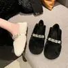Colección otoño e invierno 2026: Zapatos planos de mujer sin cordones, con un diseño mullido en forma de frijol, con una cálida construcción de algodón forrada de felpa y suela gruesa.
