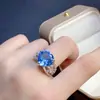 Anillo de topacio, calidad completamente limpia, excelente fuego. Tamaño de la piedra principal 12*12mm. Exquisitamente incrustado en plata 925.