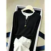 Elegante Camiseta de Manga Larga de Algodón Puro para Mujer con Cuello Henry, Aspecto de Dos Piezas, Moderna y Versátil, Reductora de Edad, Favorecedora, Top Negro