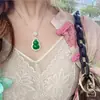 Colar Feminino Versa Novo Chinês Elegante Cabacinha Ruyi Banhado a Ouro com Zircônia Super Brilhante Pingente Feijão Verde Calcedônia Verde