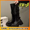 Linda fivela de cinto de couro fina, elegante e confiante, com estilo que aumenta a altura, e botas longas confortáveis de sola grossa para outono e inverno
