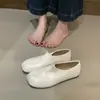 Sapatos baixos retrô de bico dividido para mulheres, novos sapatos slip-on de couro preto para o outono de 2026, mocassins estilo britânico para o dia a dia
