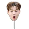 Performance de entrada no casamento de Henry Lau com máscara engraçada, placa de boas-vindas no aeroporto, produtos de fãs de apoio para shows com imagens personalizadas