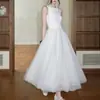 Vestido largo de malla blanco puro con cuello redondo, sin mangas, cintura ceñida y lazo
