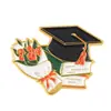 Nueva Broche Creativo de Aleación con Forma de Birrete de Licenciado con Letras Inglesas Insignia de Esmalte Accesorio Regalo de Graduación