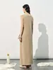 Vestido de Seda sem Mangas com Decote em V, Cinto para Amarrar e Fenda, Longo com Toque Elegante de Alta Qualidade para Mulheres, Coleção Primavera/Verão 2026