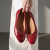 Sapatos Femininos de Couro Genuíno Estilo Coreano com Laço, Boca Rasa, Salto Médio, Modelo Novo para o Início da Primavera, Couro Genuíno por Dentro e por Fora, Sapatos de Cano Baixo que Aumentam a Altura
