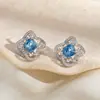 Nuevos Pendientes de Flor de Zirconia Azul de Lujo 2025 con Diseño de Flor de Cuatro Hojas Hueca de Diamante Completo, Pendientes de Alta Gama y Elegantes