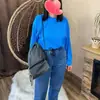 Esta mochila casual y elegante cuenta con cierre de cordón y es adecuada para deportes, viajes y uso diario.