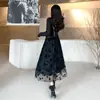 Vestido de malla negra floral de estilo nuevo para principios de otoño y primavera, de corte ajustado, con cuello cuadrado, de dos piezas falsas para mujer
