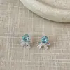 Estilo de Nicho Exquisito com um Toque de Luxo, Brincos Frescos e Doces para Mulheres, Pequenos e Elegantes, Simples e Versáteis, Brincos de Tarraxa Quadrados com Laço