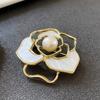 Broche de camelia con concha de moda coreana de alta calidad con perlas naturales de agua dulce para mujer, accesorios para abrigos.