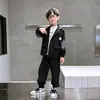 Conjunto de terno casual para meninos, nova coleção de outono 2026, terno infantil de tamanho médio e grande, conjunto de primavera e outono para crianças, casaco da moda com listras