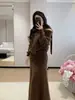 Elegante Conjunto de Estilo Francés para Mujer, Nuevo Diseño Primavera Temprana 2026, Suéter de un Hombro + Falda Larga de Punto Conjunto de Dos Piezas