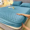 Sábana bajera ajustada de terciopelo de leche una pieza, protector de colchón de felpa engrosada para invierno, sábana bajera ajustada de tres piezas amigable con la piel y cómoda