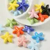 Cuentas de cerámica flor cuadrada estrella de cinco puntas flor de ciruelo pequeña trébol de cuatro hojas elefante conejo de jade pequeño cuentas espaciadoras de color mixto cuentas de agujero recto hecho a mano