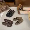 Zapatos planos de estilo coreano en tono Maillard con cordones y punta cuadrada, con una hebilla de moda, versátiles, con plantillas ocultas para aumentar la altura, cómodos zapatos para mujer para otoño