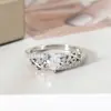 Anel Feminino Yanbai Cross-Border Light Luxury Versátil Fashion em Formato de Coração, Exquisito Doce e Elegante com Design Vazado de Videira em Estoque