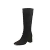 Botas de montaria da moda estilo coreano com salto grosso de camurça que valorizam a forma da perna, botas longas de bico fino e salto alto para mulheres baixinhas