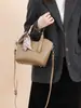 Bolso de Moda de Cuero de Vaca de Primera Capa con Patrón de Lichi Simple Bolso Cubo Piel Genuina Bolso de Hombro Cruzado de Lujo Ligero con Bufanda para Mujer