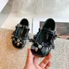 Nuevos Zapatos Infantiles Otoño 2025 Niñas Zapatos Individuales de Princesa con Lazo de Pedrería para Niños Medianos y Grandes, Zapatos de Cuero de Boca Baja Modernos