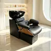 Shampoobed es una cama para lavar el cabello semi-reclinable con un lavabo de cerámica, diseñada para salones de peluquería de alta gama.