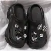 Sapatos Buraco Negro femininos verão 2023 novo estilo celebridade da internet sola grossa aumento de altura bico fechado praia antiderrapante sandálias femininas