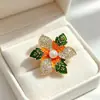 Broche de Flor Jacarandá Roxo Pintado de Novo Estilo de Luxo Leve de Alta Qualidade Flor de Seis Pétalas Dourada Grossa Moda Elegante para Mulheres Base de Flor de Pérola para Peito