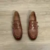 Versão em Pele de Ovelha de Sapatos Mocassins Elegantes de Couro Genuíno de Alta Qualidade com Corte Profundo e Velcro para Mulheres com Fivela de Metal, Salto Grosso e Bico Redondo