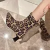 Botas Martin Novas Outono e Inverno Estampa de Leopardo Salto Grosso Salto Baixo Sexy Versátil Fashionável Celebridade da Internet Botas Individuais Afuniladas Bico Fino Botas de Cano Curto