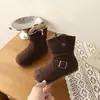Botas de couro infantis para outono e inverno, botas de cano médio com solas macias, botas curtas infantis versáteis para meninas, botas antiderrapantes estilo coreano, botas de couro quentes com forro de fleece