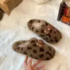 Lindas Pantuflas de Felpa con Estampado de Leopardo de Dibujos Animados para Mujer 2026 Otoño Nueva Llegada Puntera Cerrada Antideslizantes Cálidas Usables Pantuflas de Algodón Perezosas