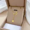 [Acero Inoxidable de Cuerpo Completo] Diseño de Nicho Geométrico Luna Estrella Colgante Sencillo Cadena Corta para Clavícula Estilo Coreano Viento Frío Cuello