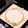 Lele Jewelry Pulsera de Acero de Titanio Moderna y Versátil para Mujer Nuevo Diseño de Flor Margarita Oro de 18K Joyería de Mano Europea y Americana