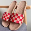 Chinelos de Linho Xadrez de Verão Novos para Quatro Estações para Uso Doméstico Feminino para Casais Chinelos Macios Antiderrapantes para Piso de Madeira Interno para Homens