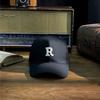 Pequeña marca de moda con aspecto facial popular gorra de béisbol R-stick visera rígida estilo coreano femenino todo-partido sombrero para el sol gorra de visera con letra venta al por mayor masculino