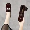 Mocasines de mujer con punta redonda, nuevo modelo otoño 2026, sin cordones, tacón medio grueso, zapatos pequeños de piel con hebilla metálica y piel repujada