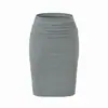 Este conjunto elegante e sedutor apresenta um design que abraça o corpo, acentuando suas curvas.. É um conjunto de três peças para mulheres, perfeito para o outono, composto por um top de tricô com gola alta parcial, uma saia de comprimento médio e um cardigã.
