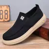 Nueva colección de otoño de zapatillas de tela tradicionales de Pekín para hombre, zapatillas casuales tipo slip-on transpirables y cómodas para primavera y verano, ligeras y fáciles de llevar, perfectas para papás