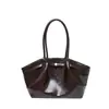 A bolsa popular de estilo coreano para mulheres deste ano é o novo modelo de outono de 2026, uma bolsa de ombro plissada de cor sólida para o trabalho e para usar sob o braço.