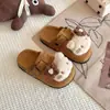 Meias-pantufas infantis para meninas para usar ao ar livre, primavera e outono de 2025, sapatos fofos e confortáveis com desenho estilo Birkenstock, novo modelo com biqueira fechada
