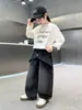 Calça jeans infantil 2026 outono novo estilo, calça preta casual de perna larga com bolso traseiro bordado para crianças mais velhas
