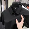 Camiseta Masculina de Manga Curta Levemente Luxuosa, Novo Estilo de Verão, Polo Versátil de Seda Gelada com Gola para Pais de Meia-Idade