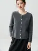 Nova coleção outono e inverno: cardigã de cashmere espesso para mulheres, com gola redonda, fecho de botões e um design versátil e que afina a silhueta. Este suéter de lã pode ser usado como uma camada externa.