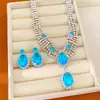 Aretes de botón ovalados de circón con incrustaciones de diamantes y collar, cadena para la clavícula de lujo ligero de nicho, juego de joyería único y exquisito al por mayor