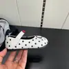 Decoración Colgante de Gato Kt para Puntera de Zapato Parte Superior de Lunares Boca Baja Zapatos de Cuero 2026 Principios de Otoño Nuevos Planos para Niñas Venta al por Mayor