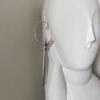 Aretes Europeos y Americanos de Borla de Mariposa de Metal Líquido para Mujer, Individuales, de Nicho de Lujo Ligero, Retro, Personalizados, Clip para Hueso de la Oreja, Uno